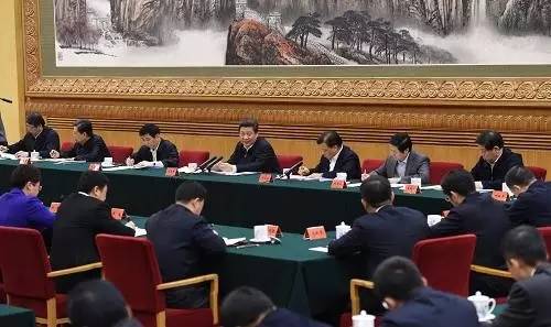 图为：2015年1月12日，中共中央总书记、国家主席、中央军委主席习近平在北京主持召开座谈会，同中央党校第一期县委书记研修班学员进行座谈并发表重要讲话。